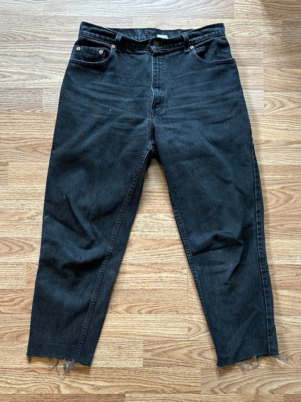 Dark wash Levi's 550 cropped hem